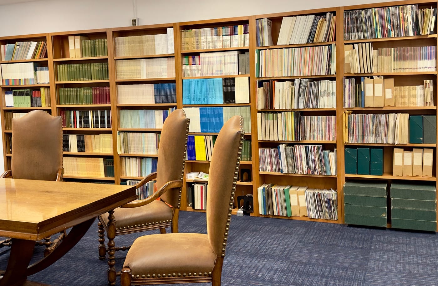 Bound periodicals and a reading table in the ASPR library